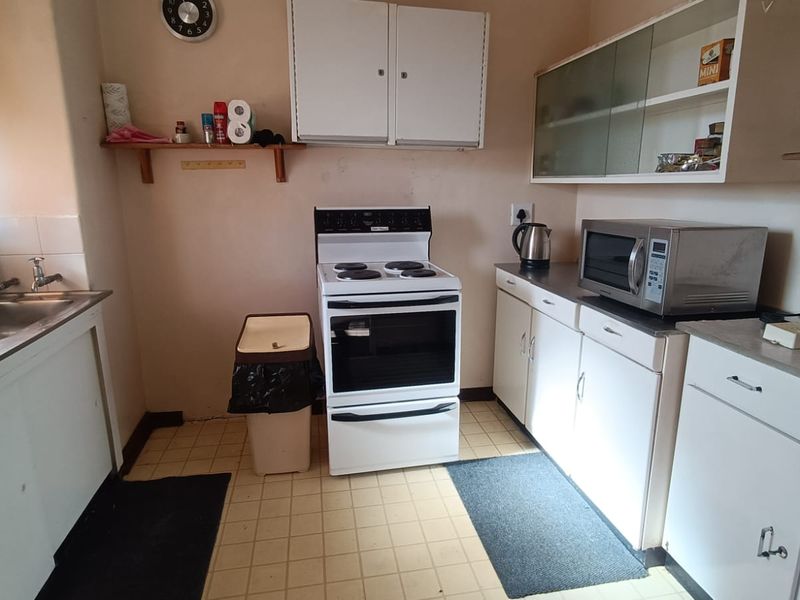 Exceptional Value 1-Bedroom Apartment with Private Garage Secure this well-appointed apartment perfe - Photo 3