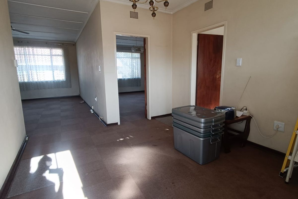 Exceptional Value 1-Bedroom Apartment with Private Garage Secure this well-appointed apartment perfe - Photo 2