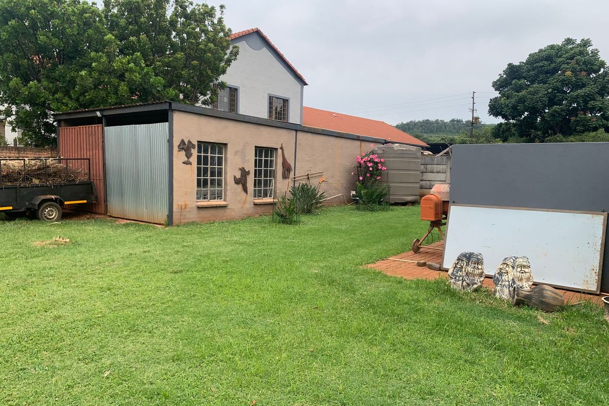 Four Bedroom Small Holding Near Akasia - Photo 5