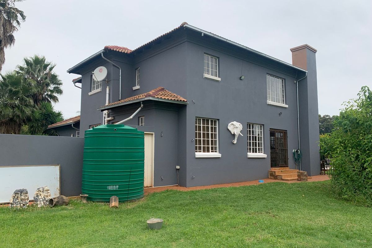 Four Bedroom Small Holding Near Akasia - Photo 3