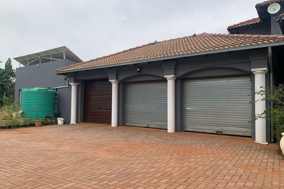 Four Bedroom Small Holding Near Akasia - Photo 2