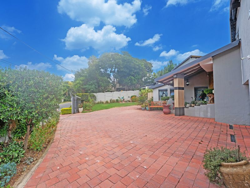 Spacious, Well-Maintained Family Home in Sought-After Bordeaux - Photo 3