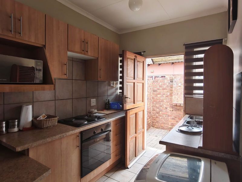 Neat, Secure & Simply Irresistible Townhouse - Photo 7