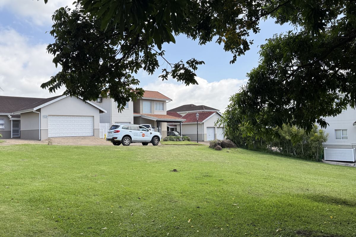 Level land in a secure Estate - Photo 3