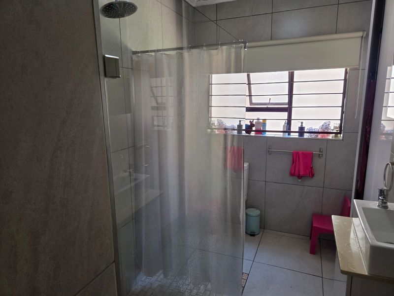 Spacious two bedroom, one bathroom, ground floor apartment – Serious sellers, open to negotiation. - Photo 9