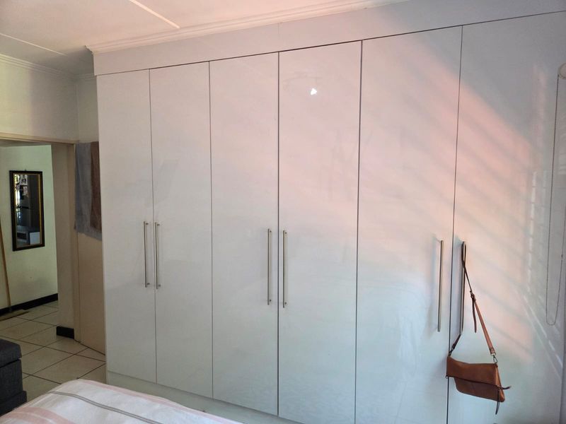 Spacious two bedroom, one bathroom, ground floor apartment – Serious sellers, open to negotiation. - Photo 8