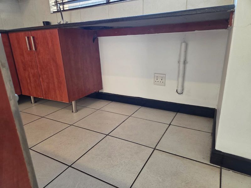 Spacious two bedroom, one bathroom, ground floor apartment – Serious sellers, open to negotiation. - Photo 6