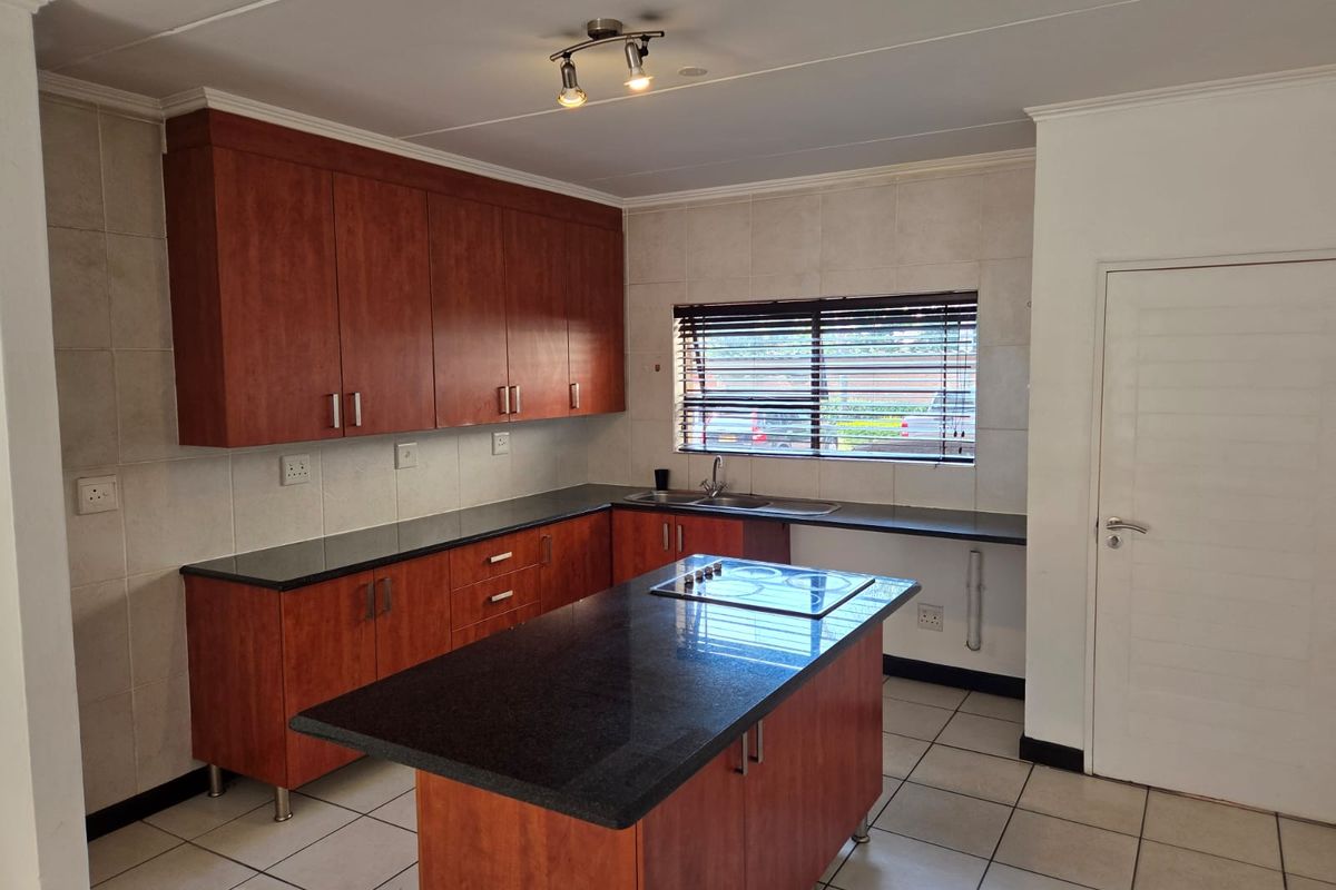 Spacious two bedroom, one bathroom, ground floor apartment – Serious sellers, open to negotiation. - Photo 4