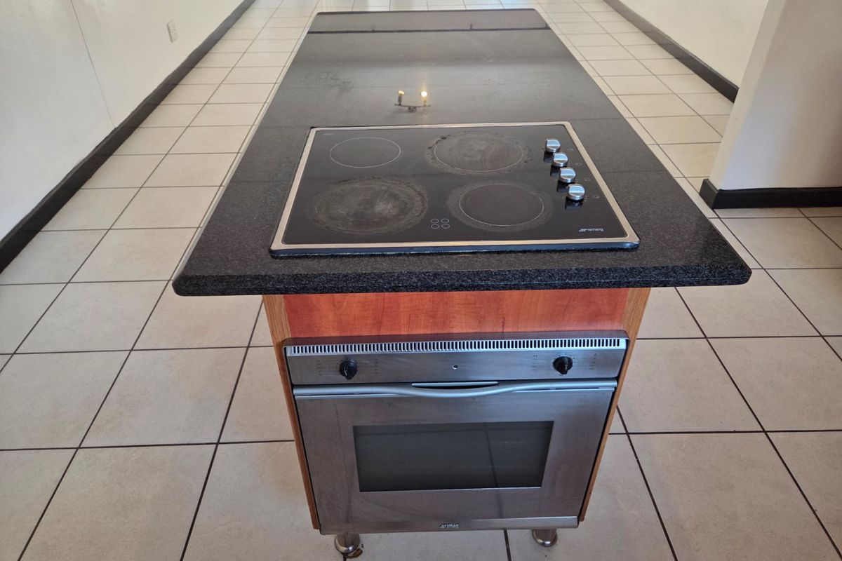 Spacious two bedroom, one bathroom, ground floor apartment – Serious sellers, open to negotiation. - Photo 5