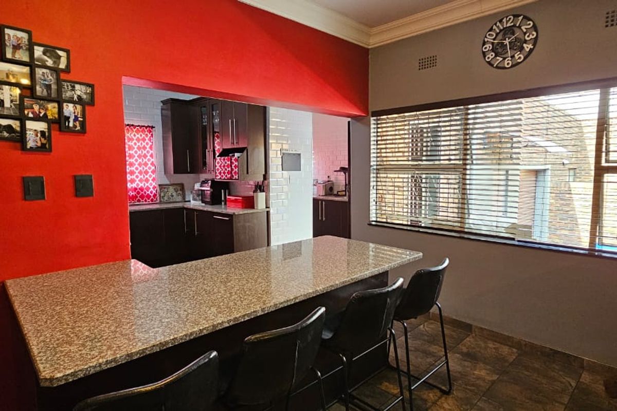 Safe and secure townhouse in a very popular complex. - Photo 2