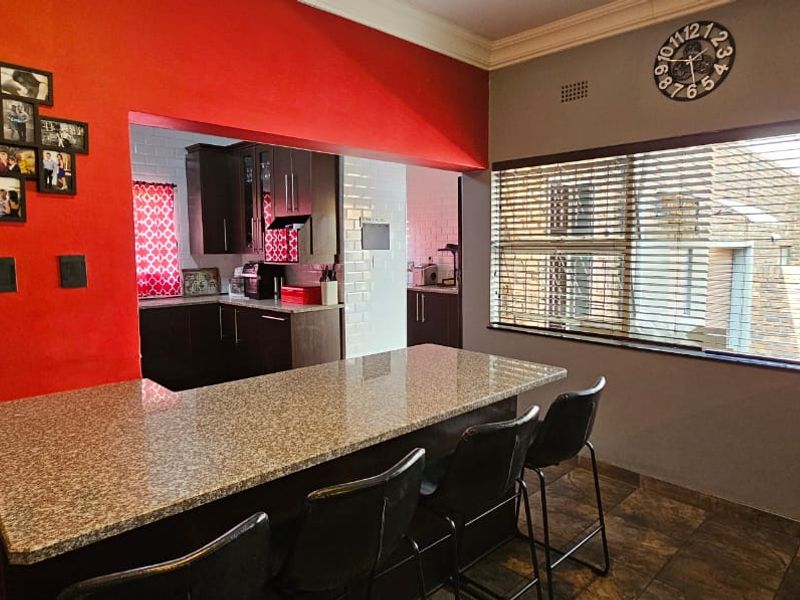 Safe and secure townhouse in a very popular complex. - Photo 2