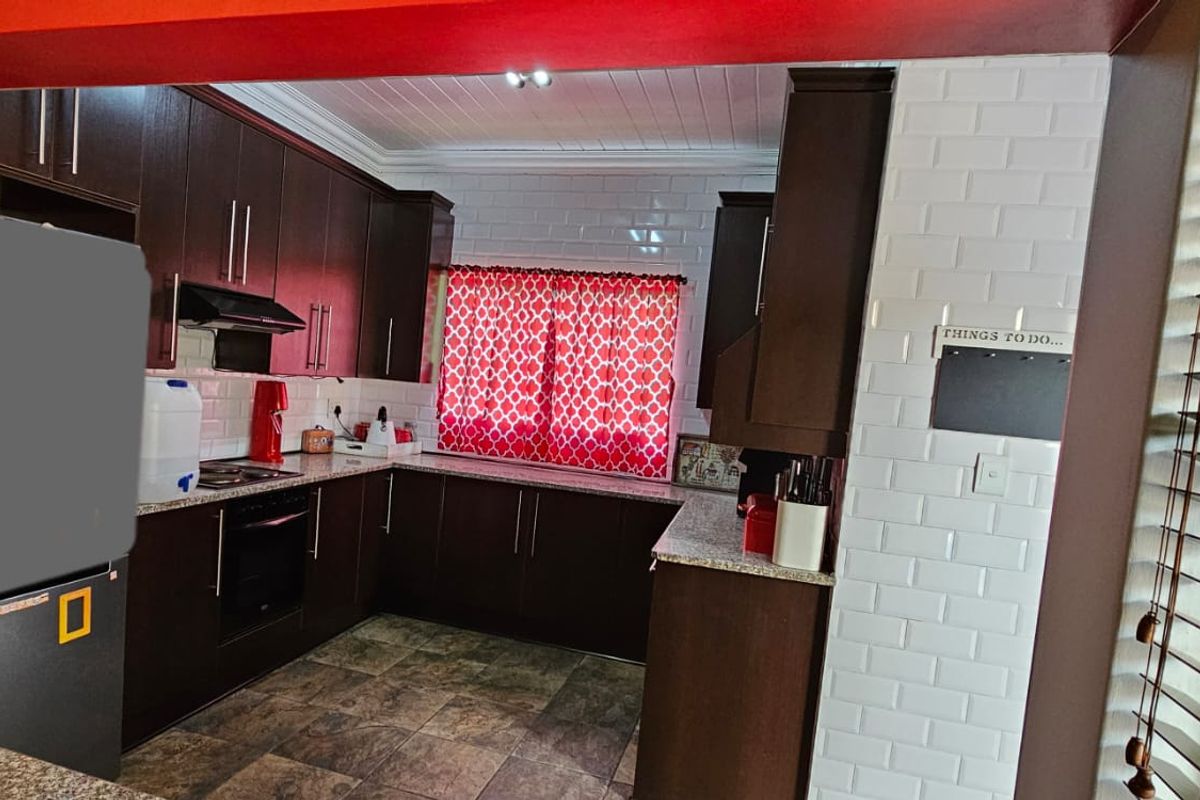 Safe and secure townhouse in a very popular complex. - Photo 3