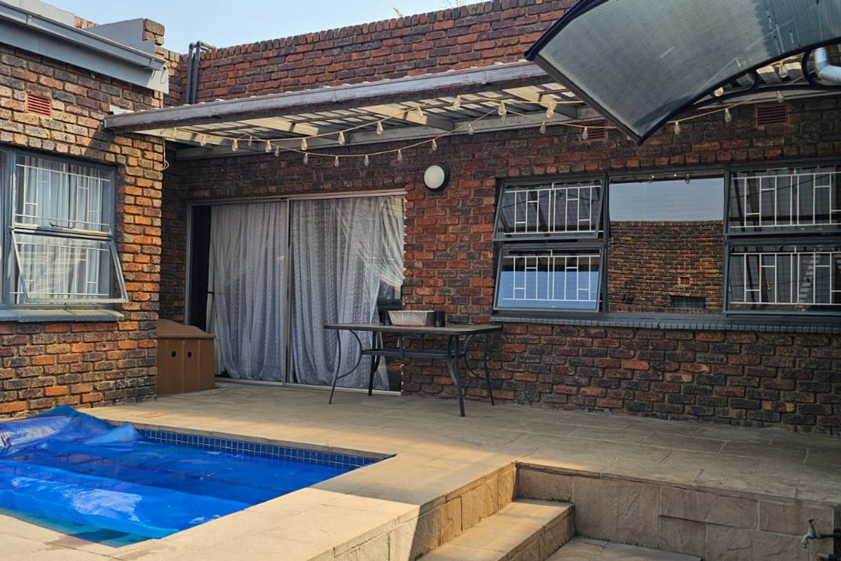 Safe and secure townhouse in a very popular complex. - Photo 5