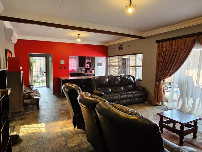 Safe and secure townhouse in a very popular complex. - Photo 10