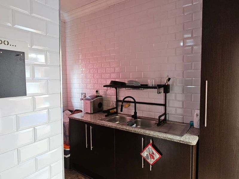 Safe and secure townhouse in a very popular complex. - Photo 8