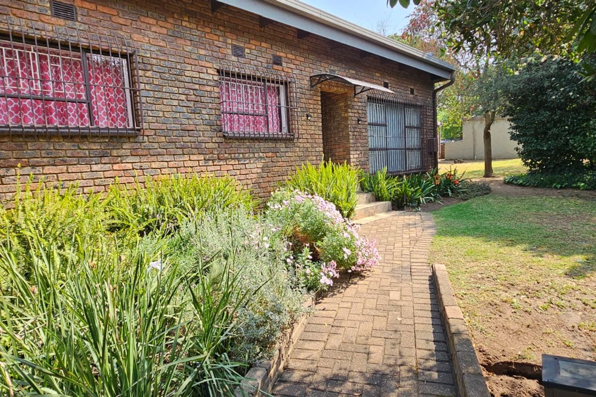 Safe and secure townhouse in a very popular complex. - Photo 4