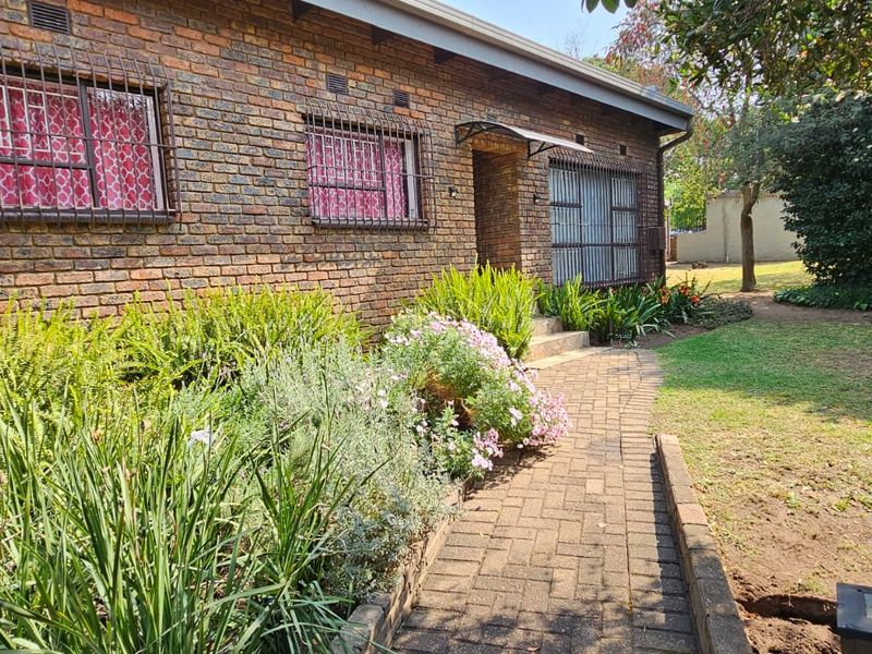 Safe and secure townhouse in a very popular complex. - Photo 4