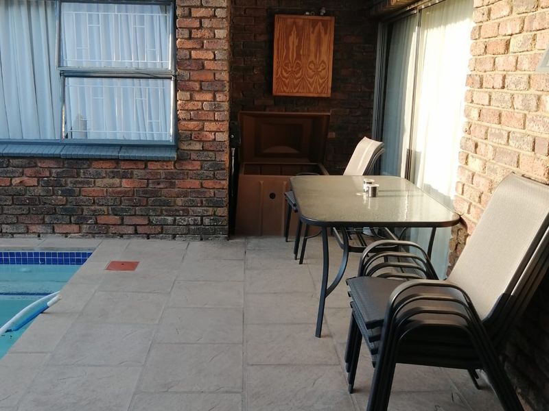 Safe and secure townhouse in a very popular complex. - Photo 6