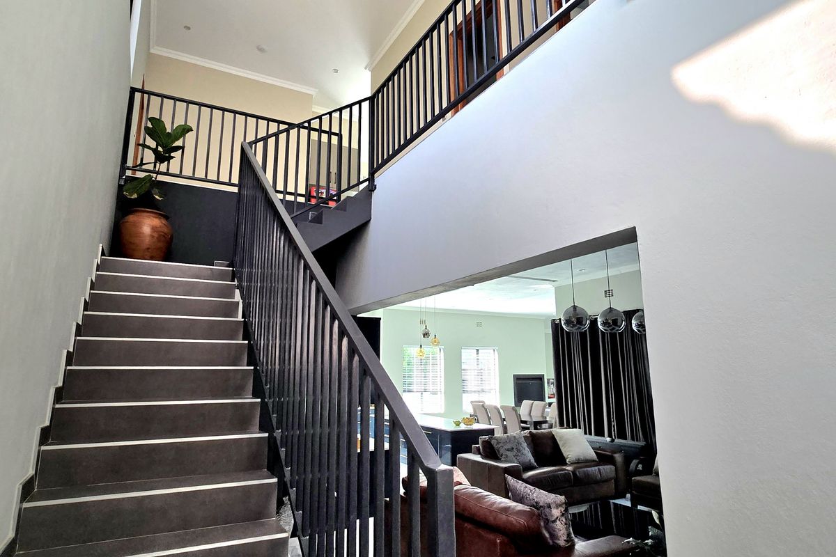 Executive Home in Wigwam Estate for Sale - Photo 2