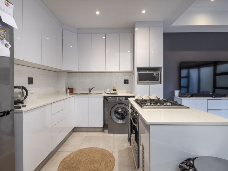 Ultra Modern 4 Bedroom Duplex with state of the art security - Photo 3