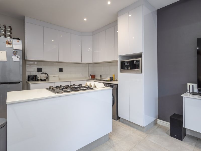 Ultra Modern 4 Bedroom Duplex with state of the art security - Photo 4