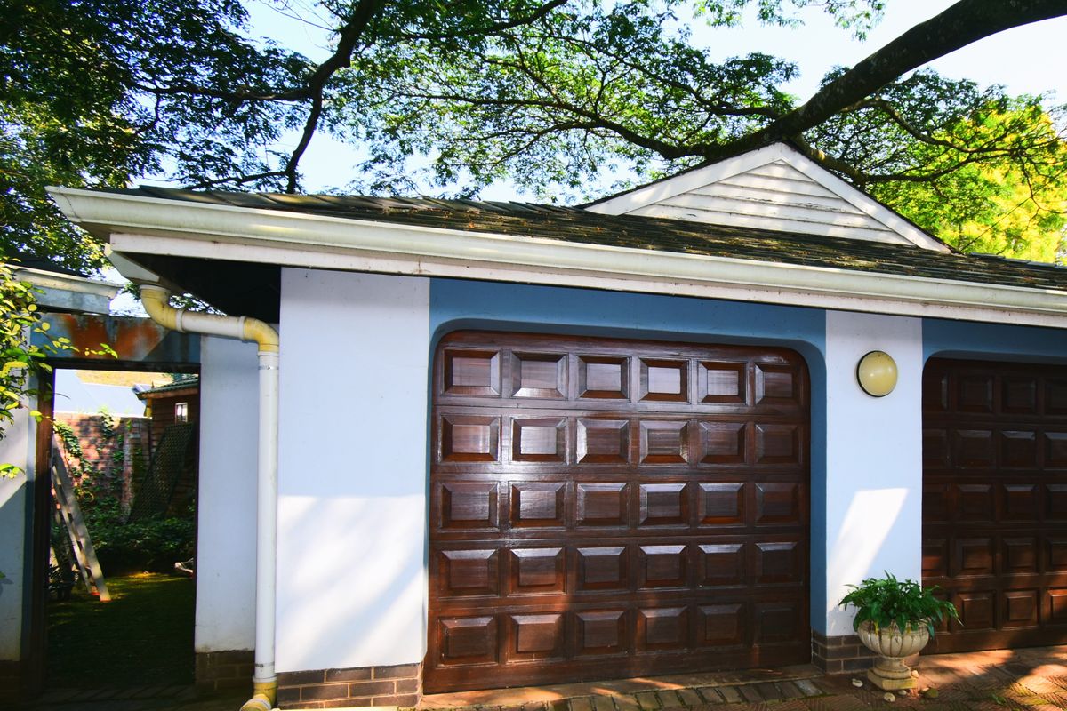 ELEGANTLY SPACIOUS HOME WITH INCOME GENERATOR - Photo 2