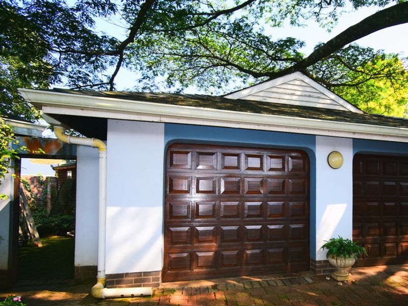 ELEGANTLY SPACIOUS HOME WITH INCOME GENERATOR - Photo 2