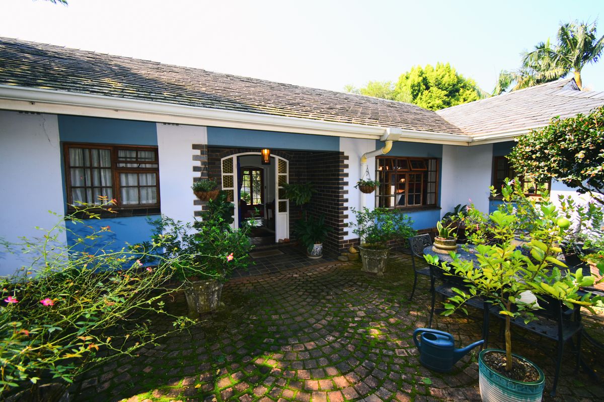 ELEGANTLY SPACIOUS HOME WITH INCOME GENERATOR - Photo 2