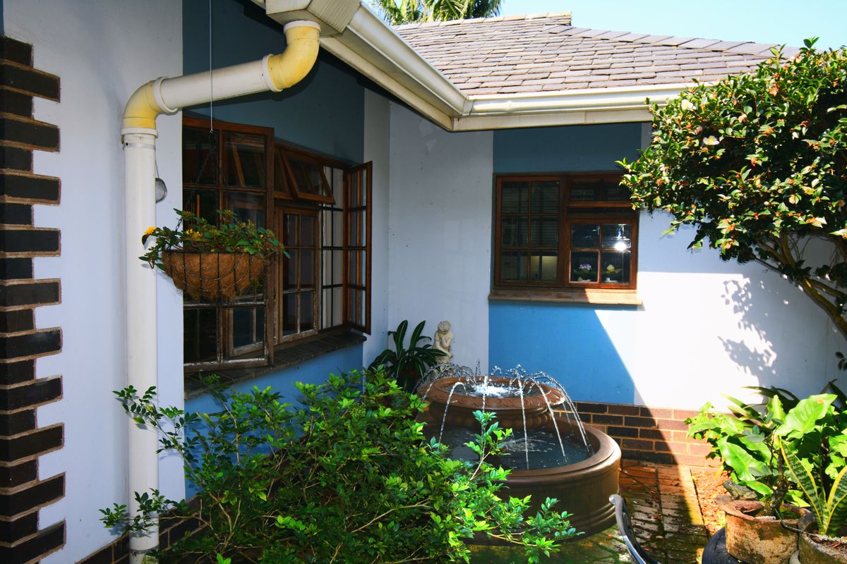 ELEGANTLY SPACIOUS HOME WITH INCOME GENERATOR - Photo 4