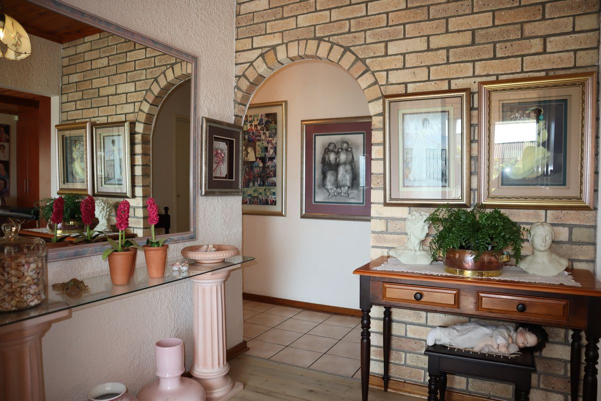 Boundless Space in this versatile double-story - Photo 3