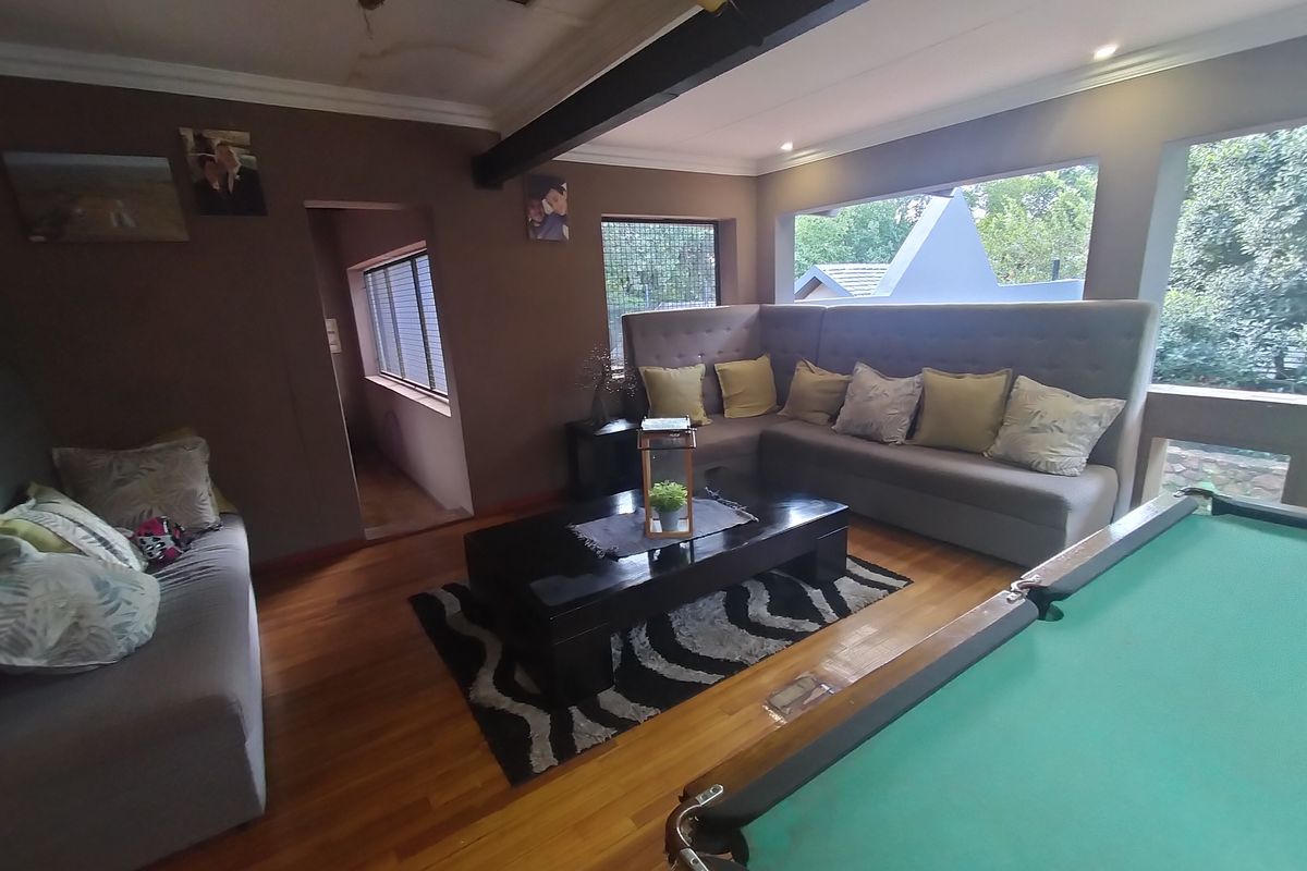 Stunning house for sale in Pretoria North, boasting spacious living areas and modern finish. - Photo 5