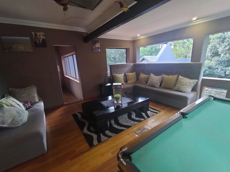 Stunning house for sale in Pretoria North, boasting spacious living areas and modern finish. - Photo 5