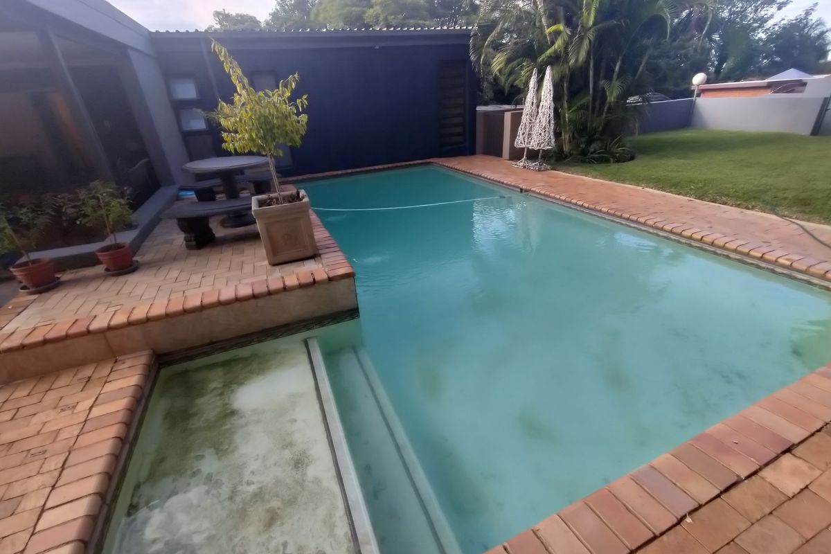 Stunning house for sale in Pretoria North, boasting spacious living areas and modern finish. - Photo 2