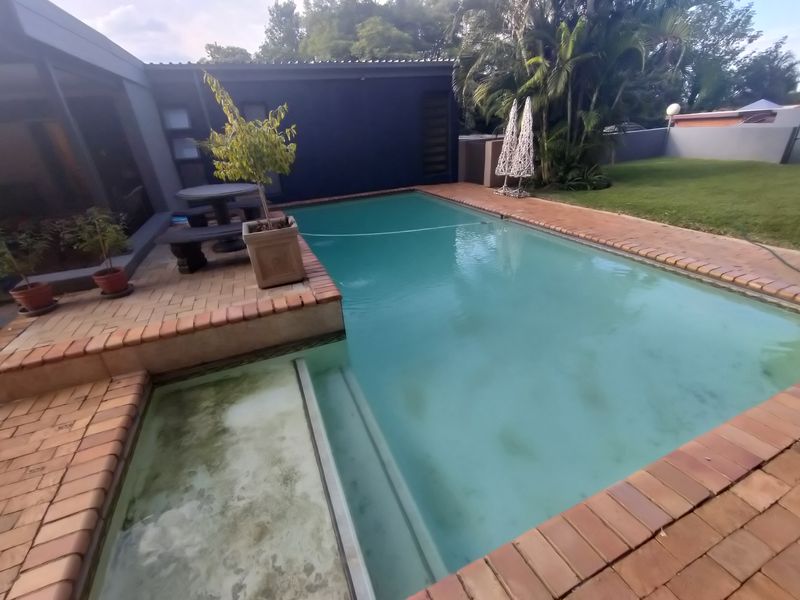 Stunning house for sale in Pretoria North, boasting spacious living areas and modern finish. - Photo 2