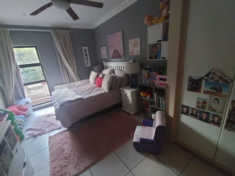 Stunning house for sale in Pretoria North, boasting spacious living areas and modern finish. - Photo 10