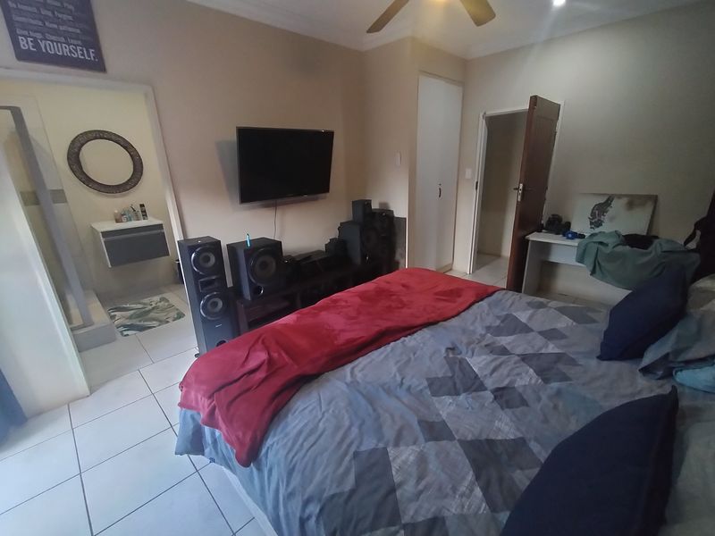 Stunning house for sale in Pretoria North, boasting spacious living areas and modern finish. - Photo 9