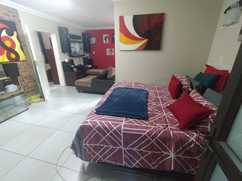 Stunning house for sale in Pretoria North, boasting spacious living areas and modern finish. - Photo 7