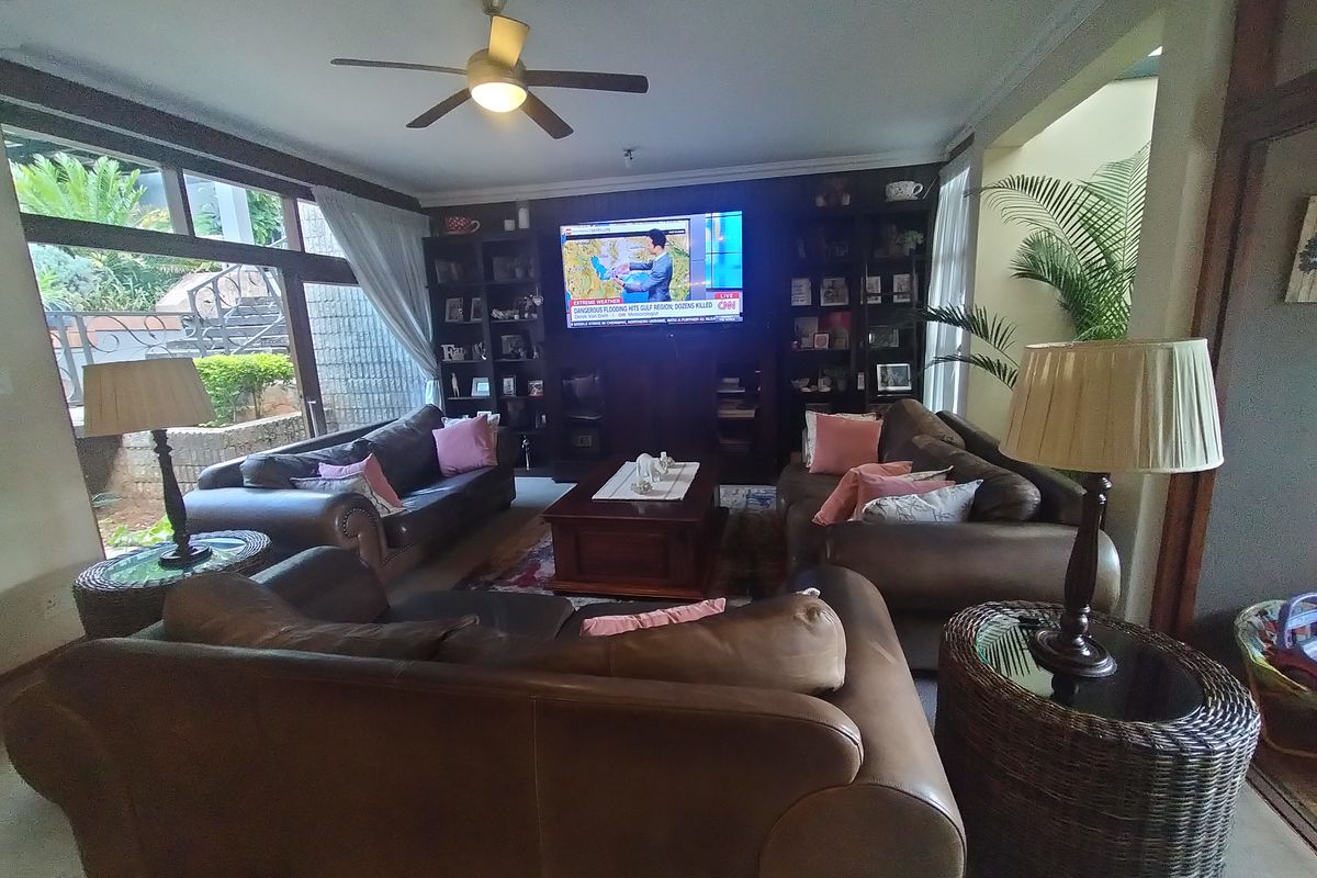 Stunning house for sale in Pretoria North, boasting spacious living areas and modern finish. - Photo 3