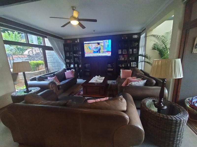 Stunning house for sale in Pretoria North, boasting spacious living areas and modern finish. - Photo 3