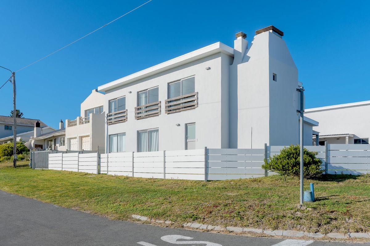 Holiday House, Permanent Residence or Rental Income. Struisbaai - Photo 3