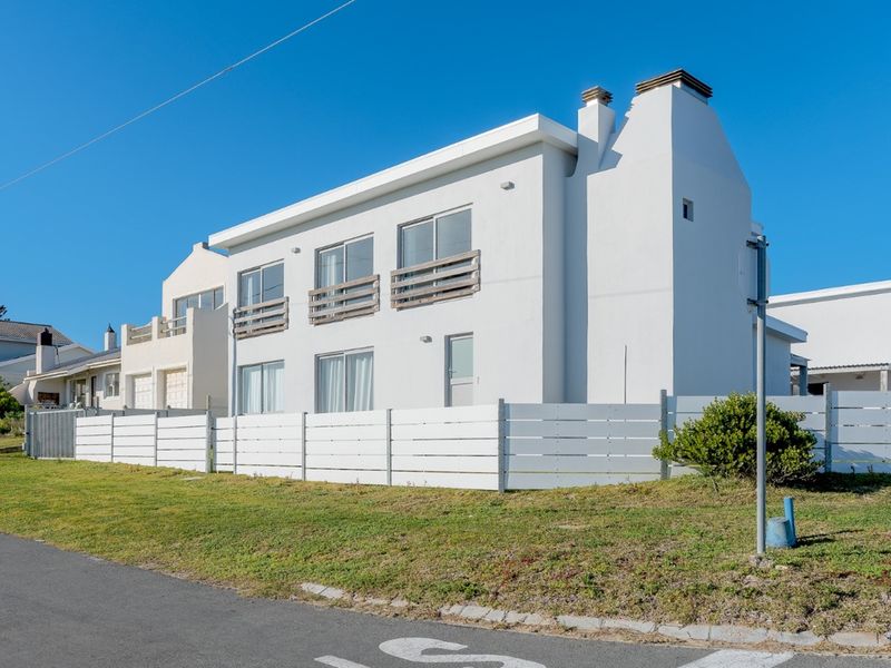 Holiday House, Permanent Residence or Rental Income. Struisbaai - Photo 3