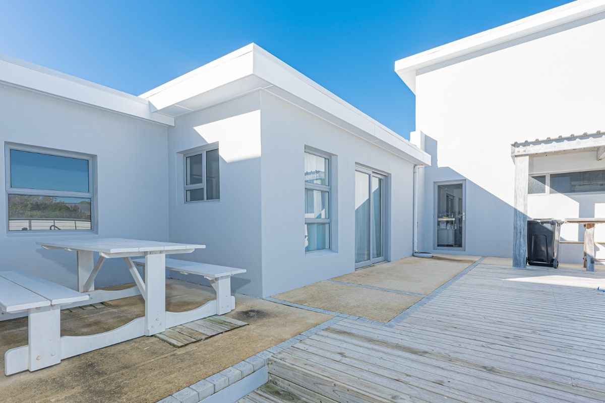 Holiday House, Permanent Residence or Rental Income. Struisbaai - Photo 4
