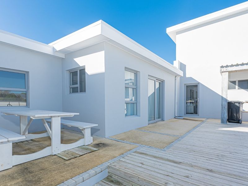 Holiday House, Permanent Residence or Rental Income. Struisbaai - Photo 4