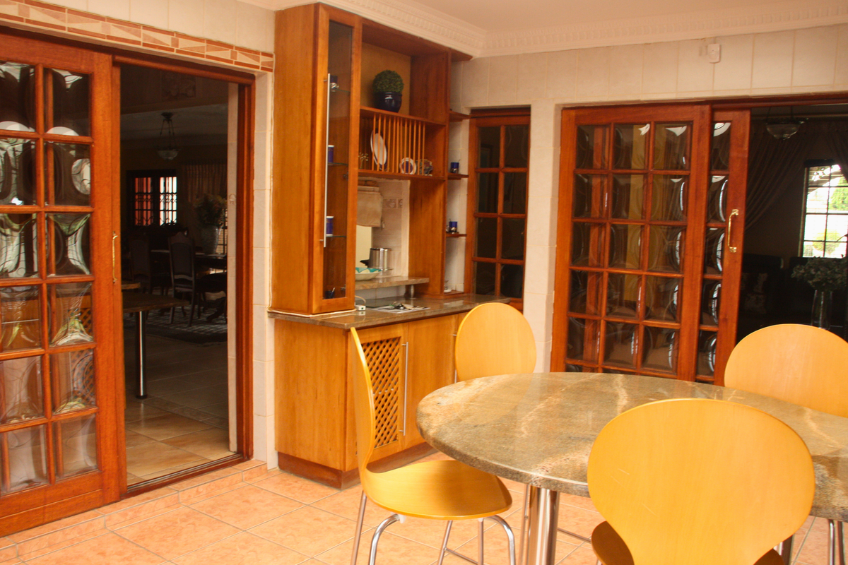 Stunning 5 Bed Family Home With A Blend Of Style And Functionality - Photo 5