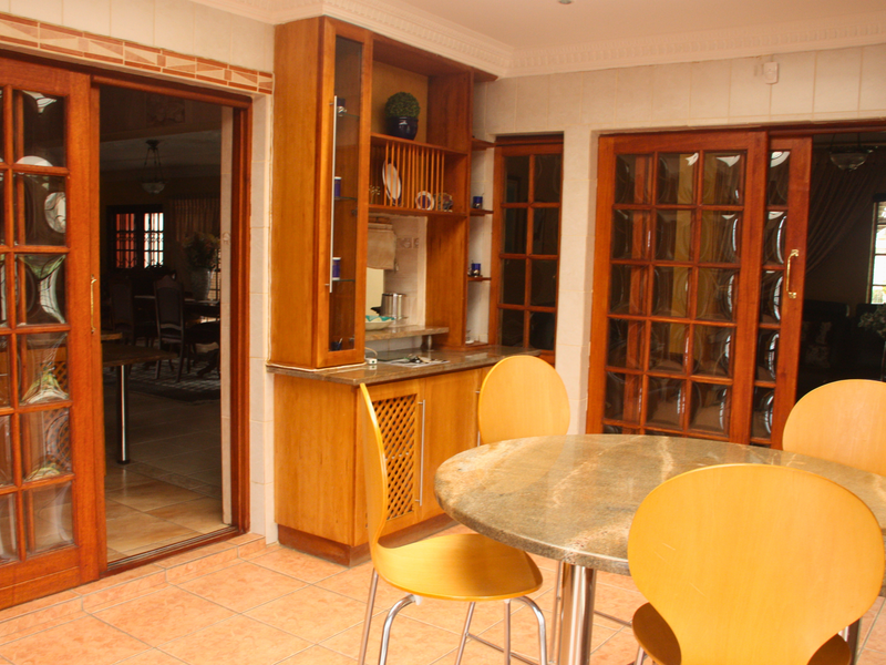 Stunning 5 Bed Family Home With A Blend Of Style And Functionality - Photo 5