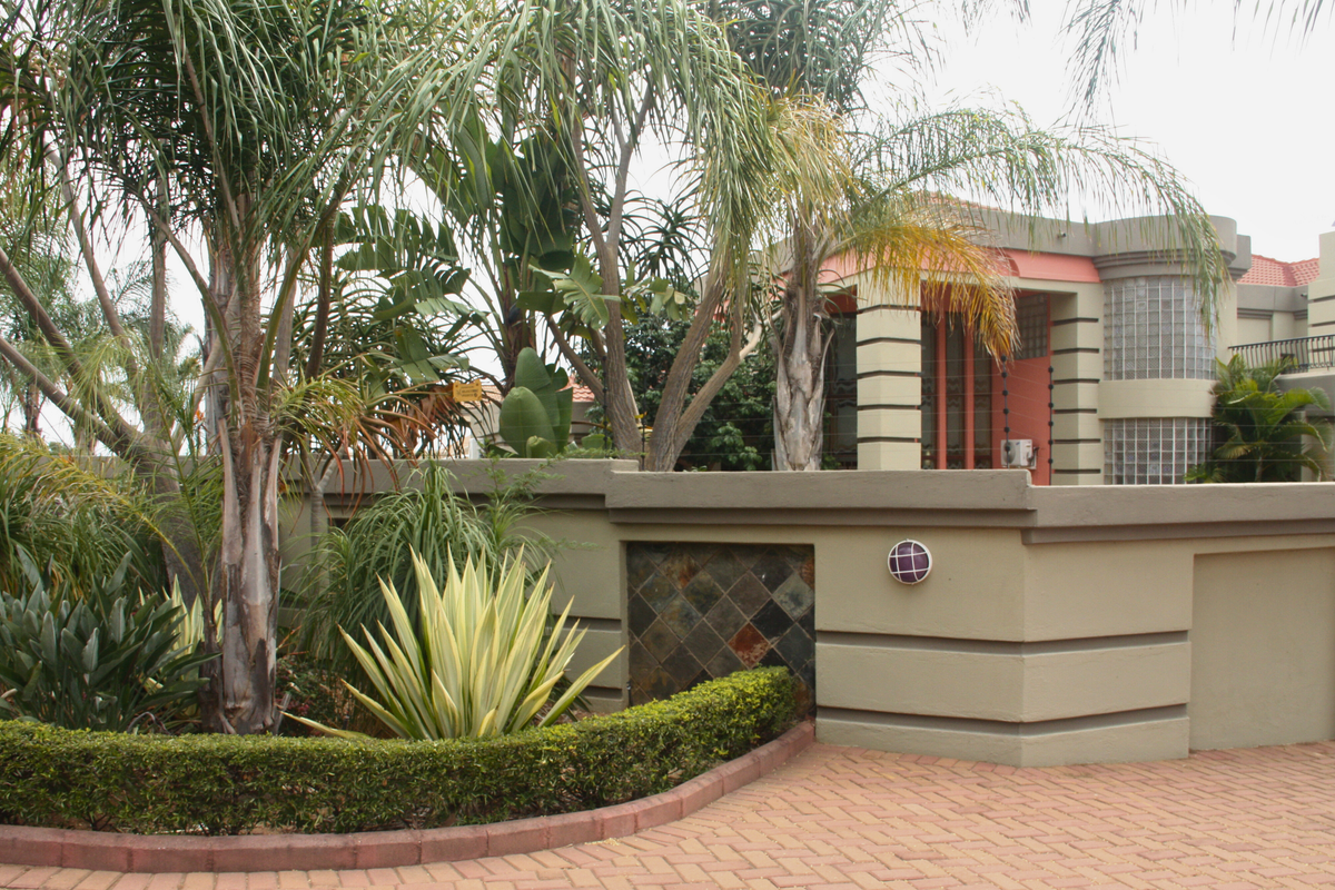 Stunning 5 Bed Family Home With A Blend Of Style And Functionality - Photo 2