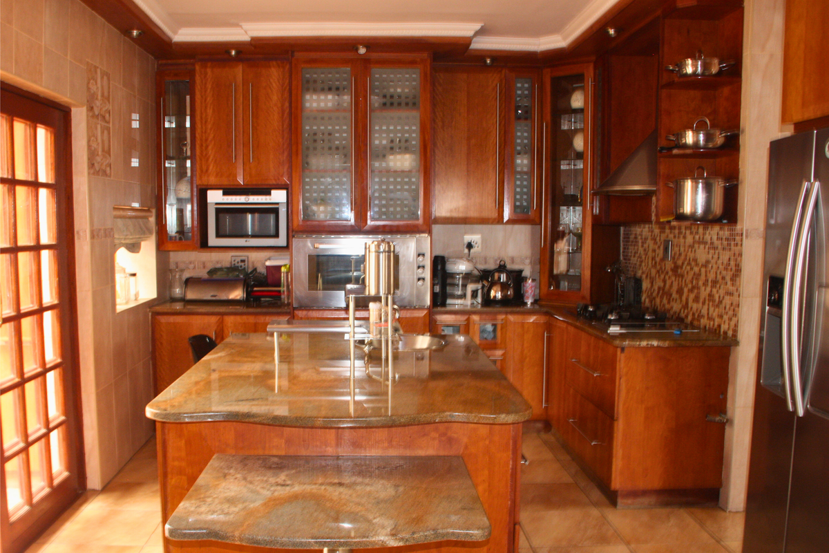 Stunning 5 Bed Family Home With A Blend Of Style And Functionality - Photo 3