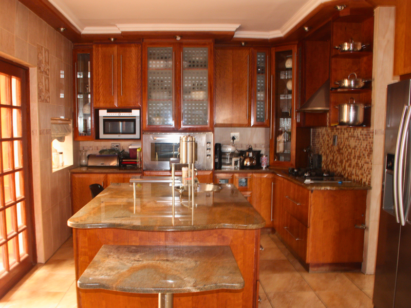 Stunning 5 Bed Family Home With A Blend Of Style And Functionality - Photo 3