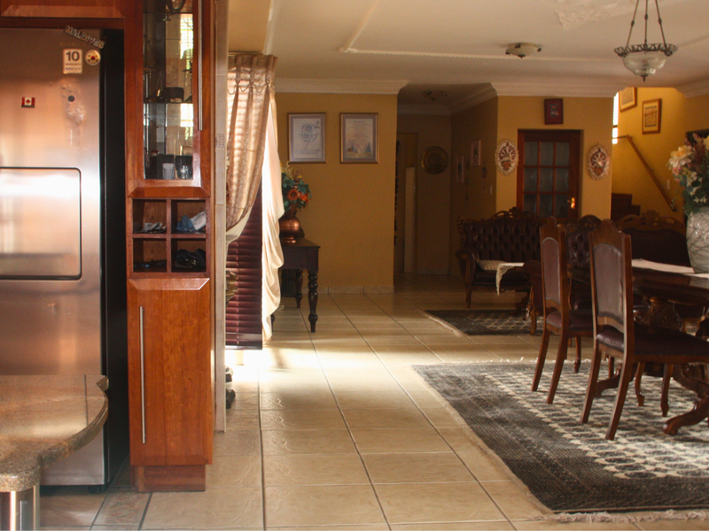 Stunning 5 Bed Family Home With A Blend Of Style And Functionality - Photo 7