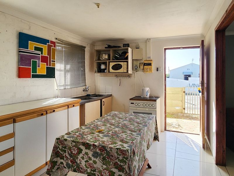 Nestled Wonderfully in Struisbaai-North! - Photo 4